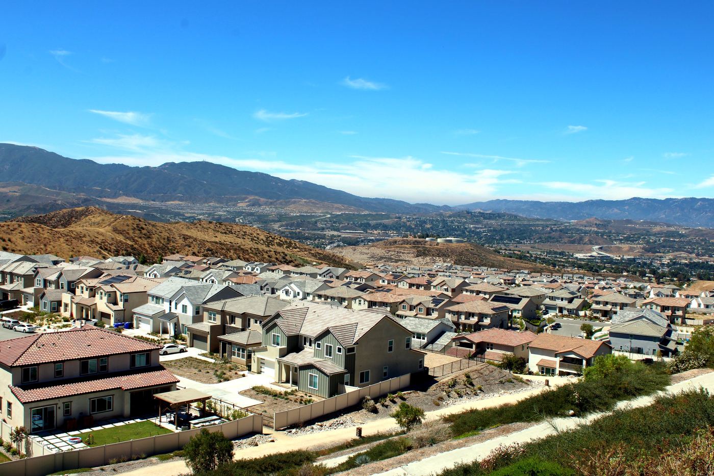 Hillside new-construction neighborhood near Skyline Ranch, Saugus, Santa Clarita