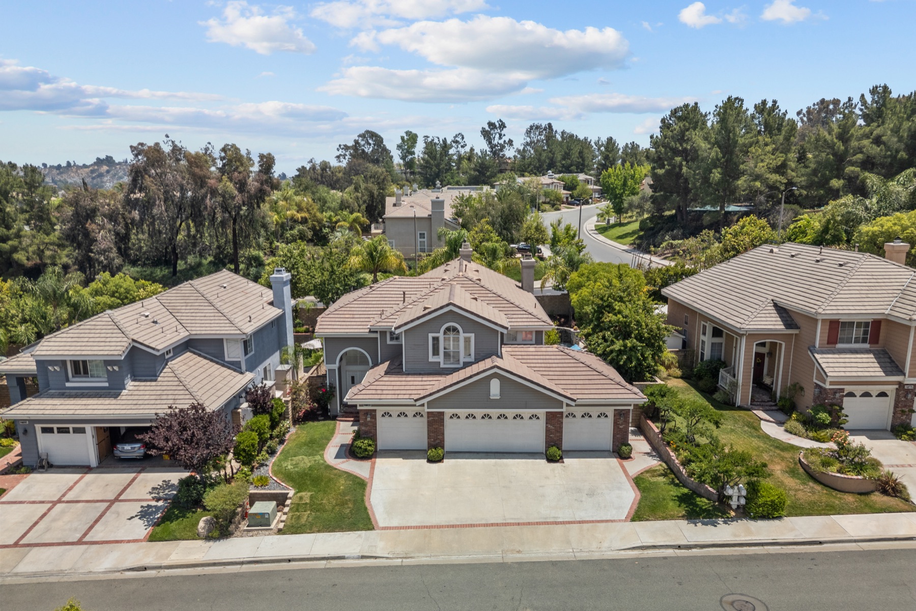 27318 Chesterfield Dr, Valencia, photo 3